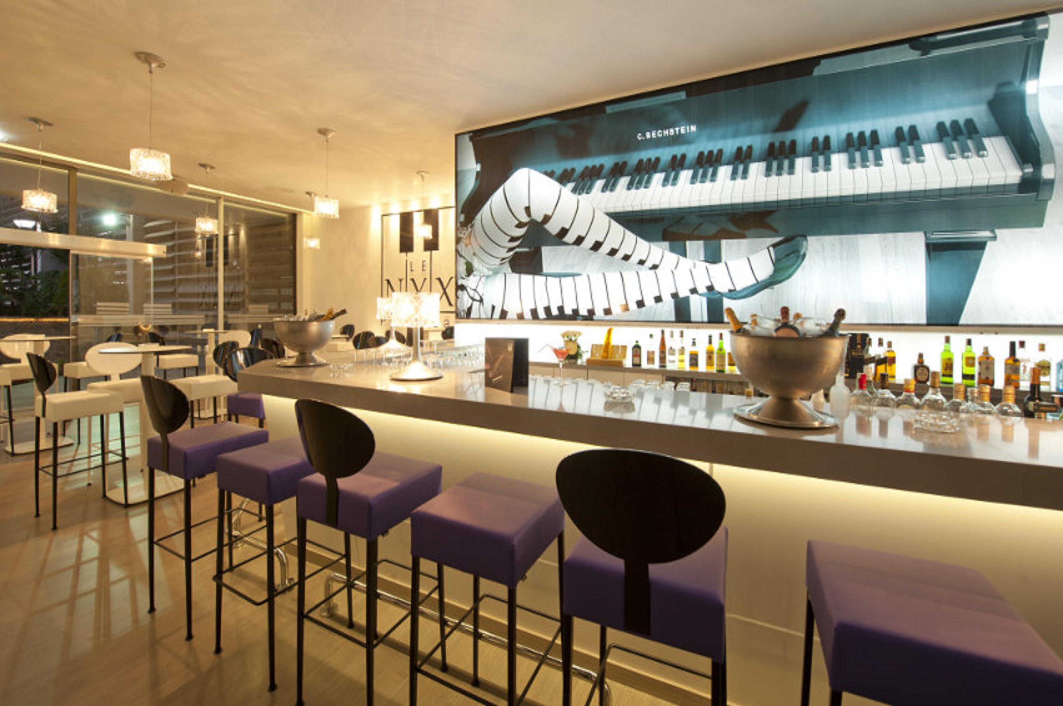 Moevenpick Hotel & Casino Malabata Tanger Εξωτερικό φωτογραφία The bar at the 100 Queen's Gate